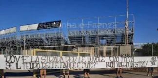 Gli ultras del Ravenna rendono omaggio a Titta con uno striscione fuori dallo stadio