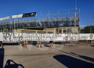 Gli ultras del Ravenna rendono omaggio a Titta con uno striscione fuori dallo stadio
