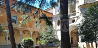 Scattano gli orari estivi alla Classense. Ora si potrà studiare anche nel chiostro e arriva il “Silent book club”