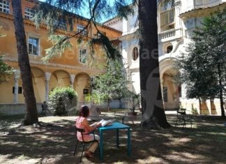 Scattano gli orari estivi alla Classense. Ora si potrà studiare anche nel chiostro e arriva il “Silent book club”