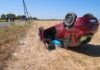 Perde il controllo dell’auto e si cappotta nel campo: brutto volo per una donna