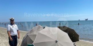 Lido di Dante, un turista muore mentre fa il bagno in mare