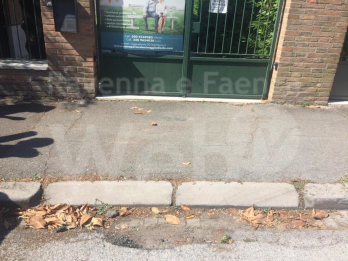 Marciapiedi con scivolo su buca in via Carso