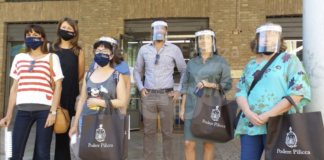 Le guide turistiche dotate di visiere e mascherine protettive