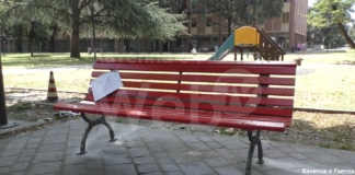 “No alla violenza di genere”, una nuova panchina rossa come messaggio per chiedere più attenzione alle donne