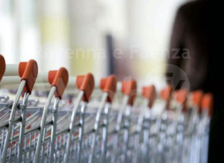 Ruba dei vestiti in un negozio dell’Esp, alla Polizia racconta che qualcuno ha messo la merce nel suo carrello: denunciata una donna