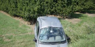 Anziano invade la corsia opposta e finisce nel fosso con l’auto