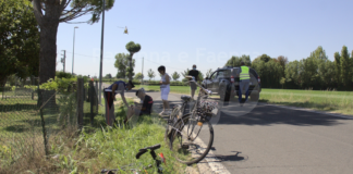 Ancora sangue sulle strade: ciclista sbatte contro un’auto e cade sull’asfalto