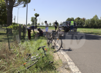 Ancora sangue sulle strade: ciclista sbatte contro un’auto e cade sull’asfalto