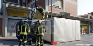 Un furgone si ribalta in via Narsete, dopo impatto con un’auto. Tre feriti in ospedale