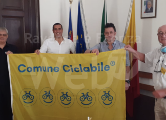 Consegnata ieri la bandiera gialla della ciclabilità italiana al Comune di Ravenna per l’edizione 2020