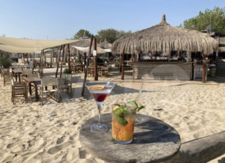 Tornano i cocktail e gli aperitivi al Bagno Peter Pan: ma solo per chi prenota il tavolo