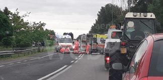 Scooterista cade a terra, interviene il 118. Automobilisti se la prendono con i soccorritori: “Spostate l’ambulanza”