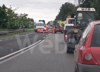 Scooterista cade a terra, interviene il 118. Automobilisti se la prendono con i soccorritori: “Spostate l’ambulanza”