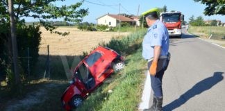 Anziana perde il controllo della propria auto e cade nel fosso