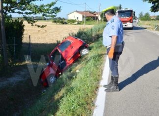 Anziana perde il controllo della propria auto e cade nel fosso
