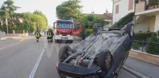 Scontro all’incrocio: auto si ribalta ruote all’aria