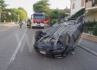 Scontro all’incrocio: auto si ribalta ruote all’aria