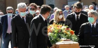 Celebrati i funerali di Ivo Sassi: il ceramista sepolto insieme ai più importanti artisti faentini
