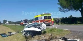 Finisce con l’auto nel fosso e si schianta contro un muretto di cemento: grave 19enne