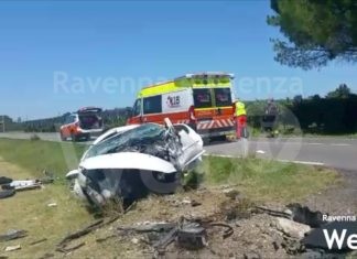 Finisce con l’auto nel fosso e si schianta contro un muretto di cemento: grave 19enne