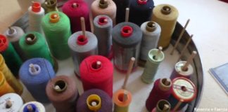 “Mascherine giallo-solidale”: alcune ragazze impegnate nel cucito per una donazione agli anziani