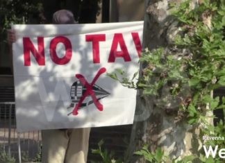Un presidio del movimento No Tav davanti alla Cmc per dire “basta alle grandi opere inutili”