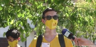 Alcune magliette gialle realizzano un reportage fotografico sulle antiche mura e le porte della città di Ravenna