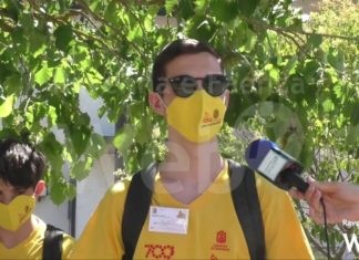 Alcune magliette gialle realizzano un reportage fotografico sulle antiche mura e le porte della città di Ravenna