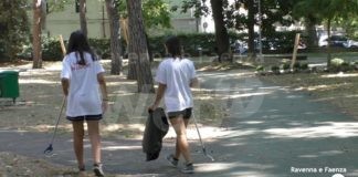 Ragazze e ragazzi delle superiori puliscono il parco Bucci e il parco Tondo