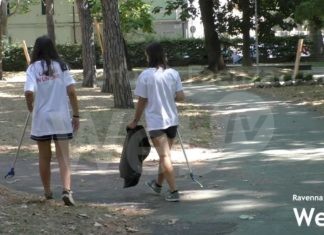 Ragazze e ragazzi delle superiori puliscono il parco Bucci e il parco Tondo