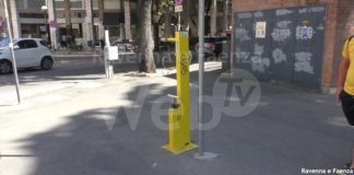 Ennesimo danno alle colonnine per la manutenzione delle bici