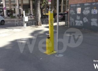 Ennesimo danno alle colonnine per la manutenzione delle bici