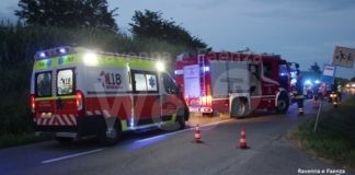 Grave incidente sulla via Marabina, auto cappotta nel fosso, feriti due giovani