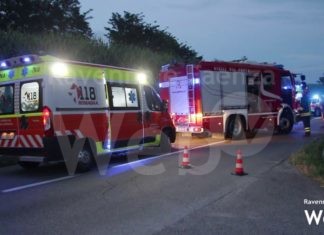 Grave incidente sulla via Marabina, auto cappotta nel fosso, feriti due giovani
