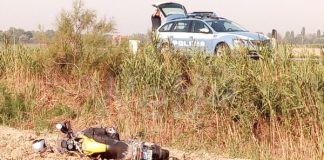 Ancora incidenti sulle strade: un motociclista si scontra con un furgone e finisce nel fosso