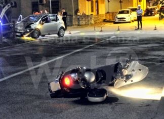 Mancata precedenza, scontro tra una Vespa Piaggio ed un auto, ferito il motociclista