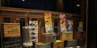 Nelle vetrine della Cassa di Ravenna una mostra dedicata alla tradizione e alla storia del gelato