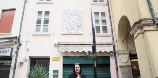 Linda Brindisi, pronipote di Remo, in visita a Bagnacavallo per ammirare la meridiana dell’artista