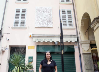 Linda Brindisi, pronipote di Remo, in visita a Bagnacavallo per ammirare la meridiana dell’artista