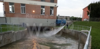 Sversamento illegale nel canale a Conselice, bonifica urgente per evitare il danno ambientale