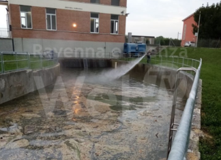 Sversamento illegale nel canale a Conselice, bonifica urgente per evitare il danno ambientale