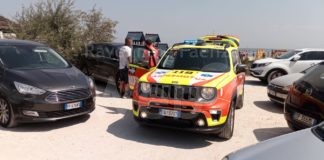 Sbatte la testa dopo un tuffo dagli scogli: è grave