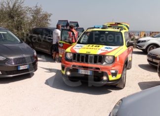 Sbatte la testa dopo un tuffo dagli scogli: è grave