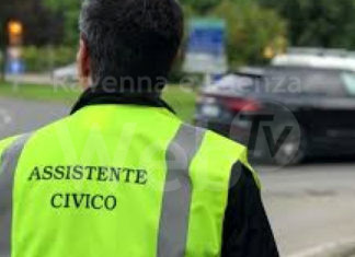 Assistenti civici trovano bimba straniera spaesata e la riconsegnano ai genitori