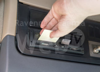 Camionista sorpreso in strada senza carta tachigrafica: per il conducente multa e ritiro della patente