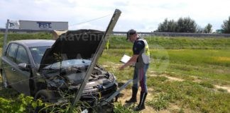 Due ragazzi volano fuori dall’autostrada: la macchina distrugge diversi filari di un vigneto