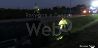 Auto esce di strada e finisce nel fosso, in tre rimangono feriti