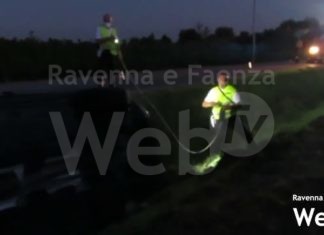 Auto esce di strada e finisce nel fosso, in tre rimangono feriti