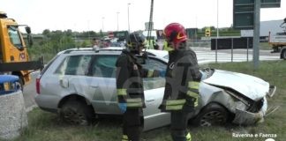 Vettura decolla e cappotta all’ingresso dell’autogrill: 3 persone ferite, grave una donna